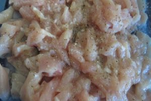 Diced chicken for the hot and sour soup marinade